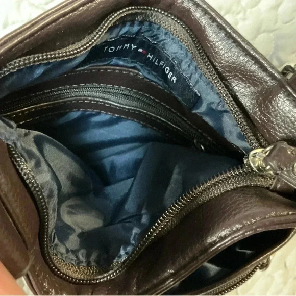 Tommy Hilfiger crossbody purse - Picture 3 of 5